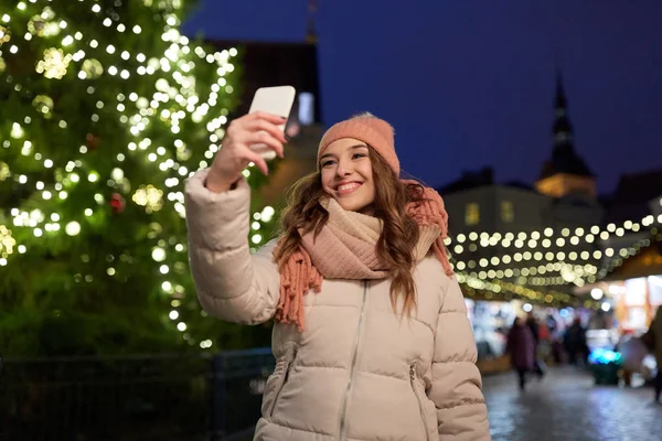 Młoda kobieta biorąc Selfie nad choinką — Zdjęcie stockowe
