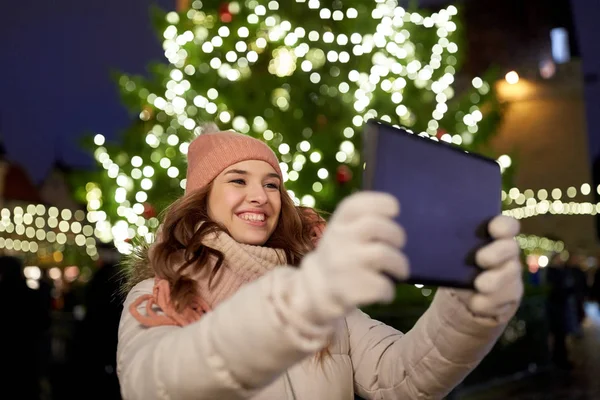 Femme avec tablette pc à l'arbre de Noël en plein air — Photo