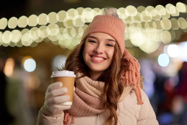 Mujer feliz con café sobre luces de Navidad —  Fotos de Stock