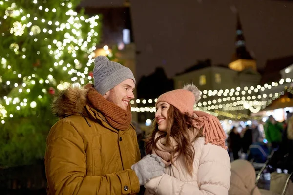 Couple heureux tenant la main au marché de Noël — Photo