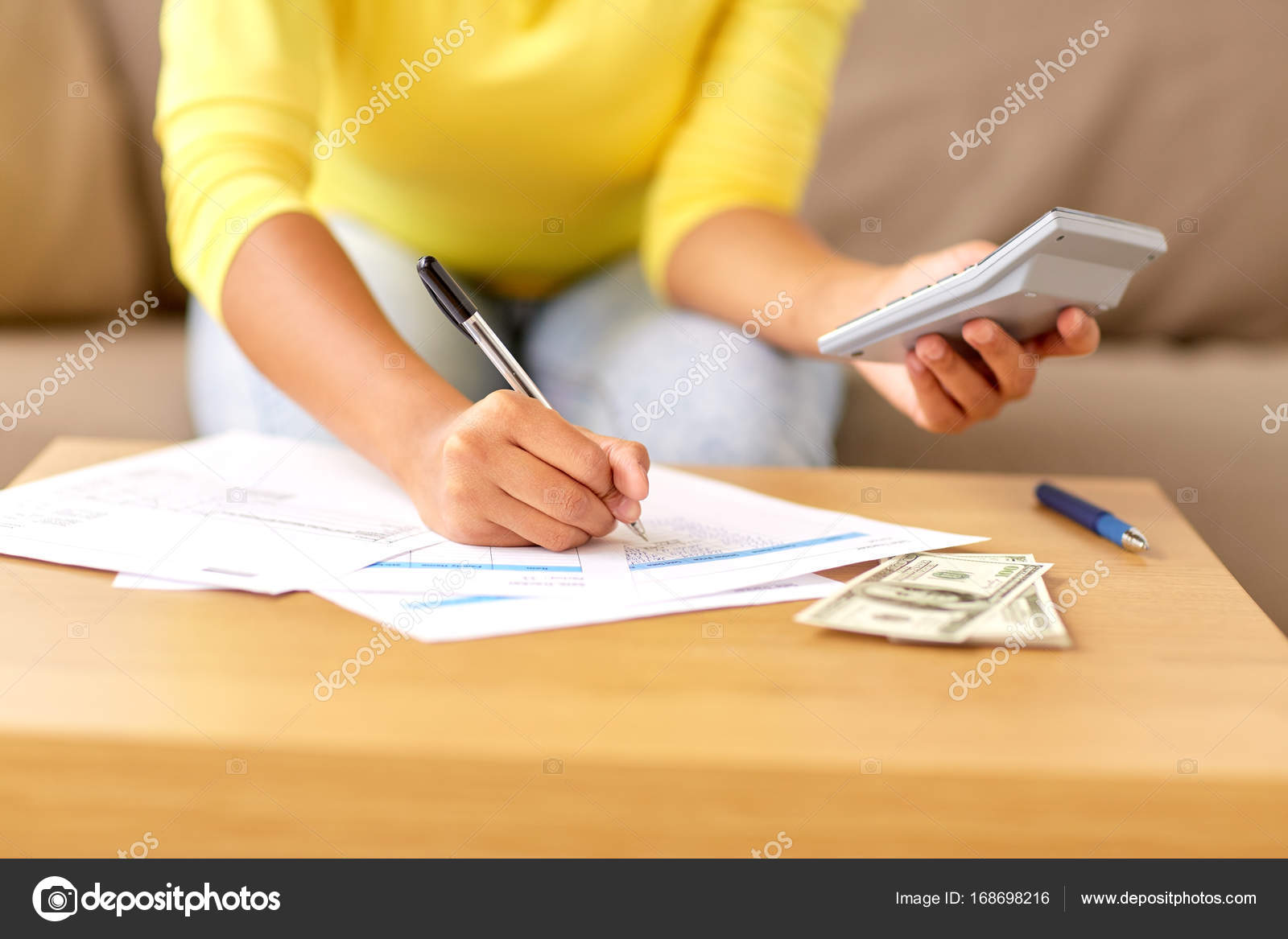 Paid paper. Бумажные евро в руках. Paid paper. Paid paper. Считает деньги.