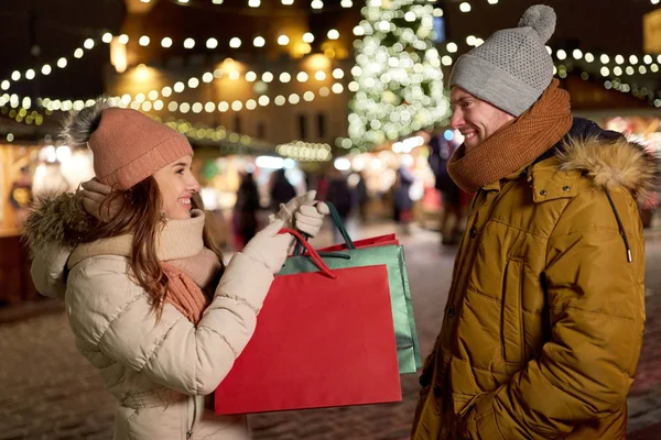 Heureux couple à avec des sacs à provisions en hiver — Photo