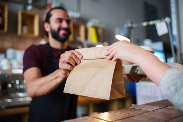 Hombre o camarero que sirve al cliente en la cafetería — Foto de Stock