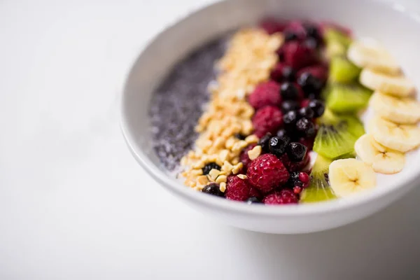 Миска йогурту з фруктами і насінням — стокове фото