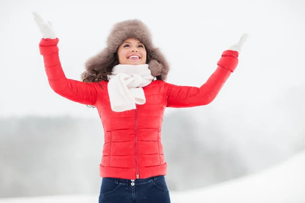 Mulher feliz no inverno chapéu de pele ao ar livre — Fotografia de Stock