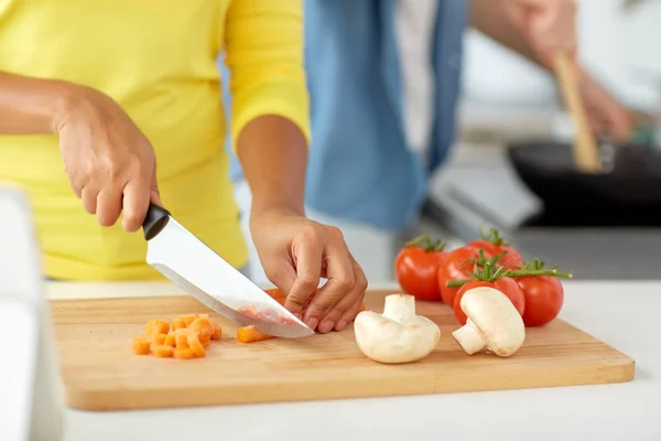 Close up de mulheres africanas mãos cozinhar alimentos — Fotografia de Stock