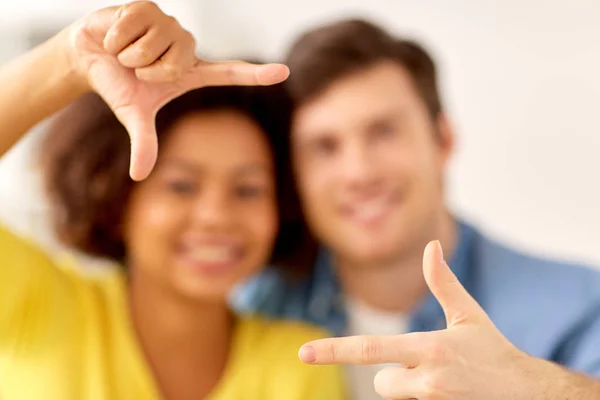 Feliz pareja manos haciendo marco gesto — Foto de Stock