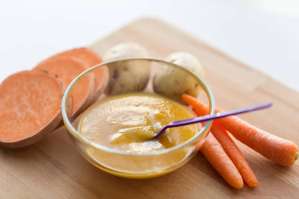 Sayur atau makanan bayi dalam mangkuk dengan sendok — Stok Foto