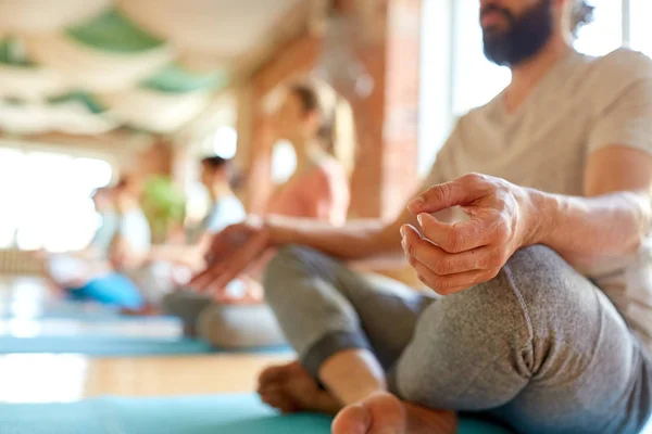 Groep mensen die yoga oefeningen doen in de studio — Stockfoto