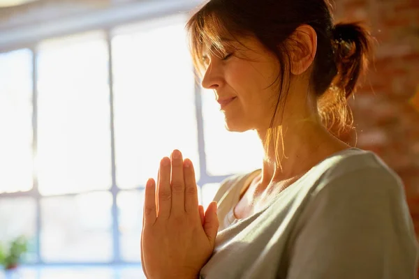 Close up of yogi woman meditating at yoga studio — Stock Photo, Image