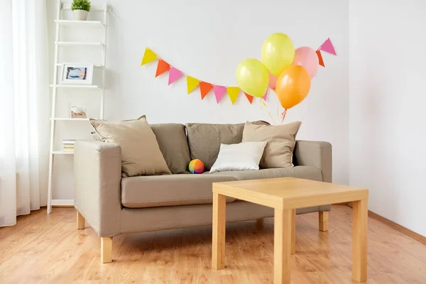 Sala de estar decorada para fiesta de cumpleaños en casa — Foto de Stock