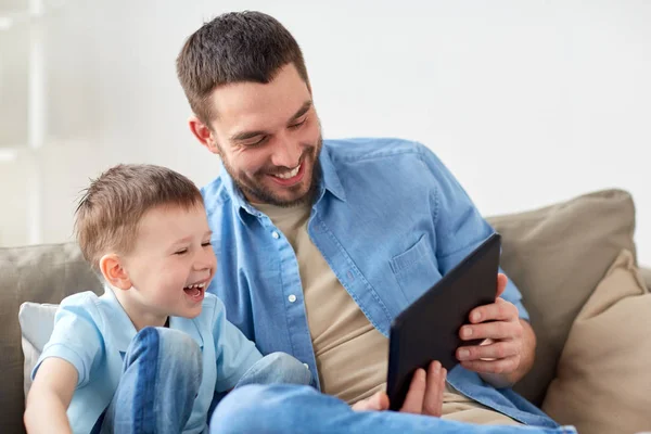 Padre e hijo con tablet PC jugando en casa — Foto de Stock