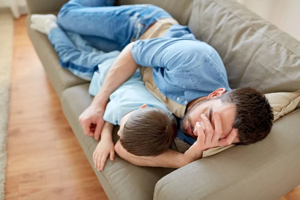 Baba ve oğul evde kanepede uyuyor — Stok fotoğraf