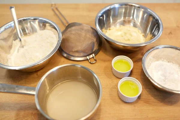 Tazones con harina y claras de huevo en la cocina de panadería — Foto de Stock