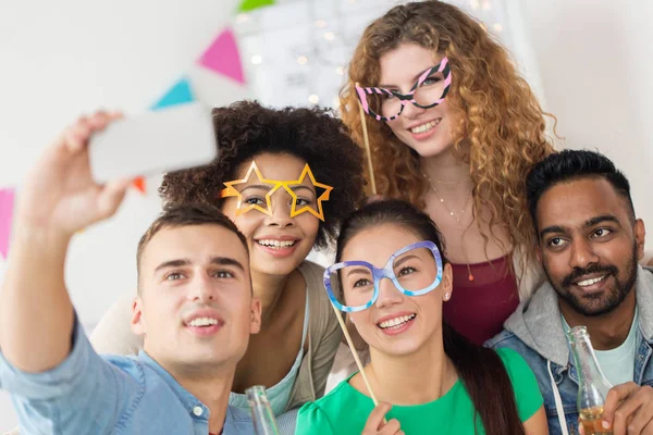 Amigos felizes tomando selfie na festa — Fotografia de Stock