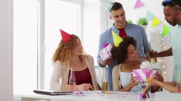 Equipo saludo colega en fiesta de cumpleaños de la oficina — Vídeo de stock