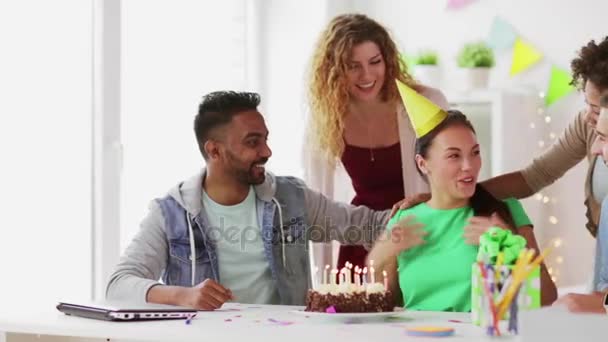Zespołu pozdrowienie kolegi w biurze birthday party — Wideo stockowe