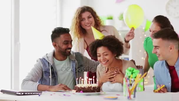 Equipe cumprimentando colega na festa de aniversário do escritório — Vídeo de Stock