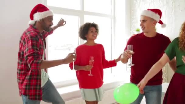 Team tančí na firemní vánoční večírek — Stock video