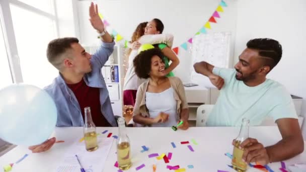 Equipe feliz com bebidas comemorando na festa do escritório — Vídeo de Stock