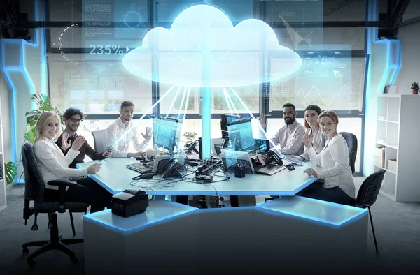 Gelukkig business team met cloud computing-hologram — Stockfoto