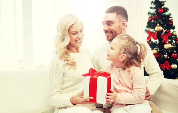 Familia feliz en casa con caja de regalo de Navidad — Foto de Stock