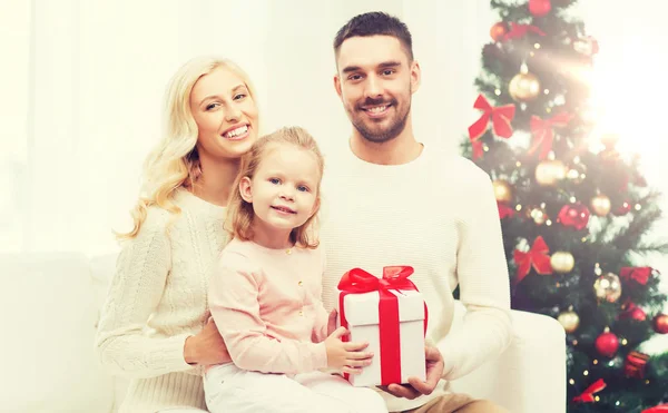 Glückliche Familie zu Hause mit Weihnachtsgeschenkbox — Stockfoto