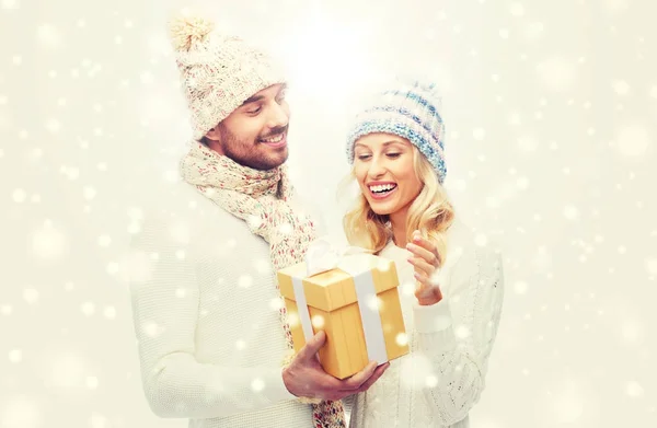 겨울 옷을 입고 선물 상자를 들고 미소짓는 부부 — 스톡 사진