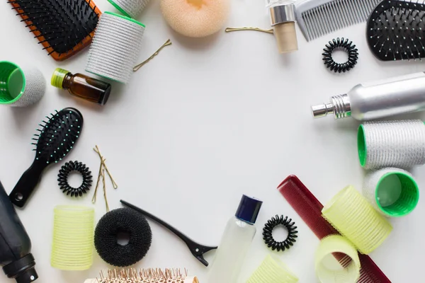 Escovas de cabelo, sprays de styling, frisadores e pinos — Fotografia de Stock