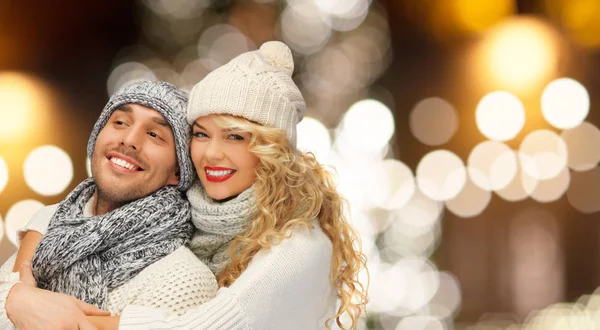 Glückliches Paar umarmt sich bei Weihnachtsbeleuchtung — Stockfoto