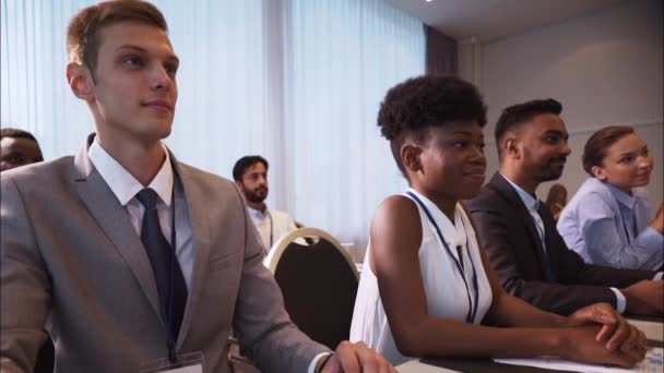 Folk applåderar på business konferensen — Stockvideo