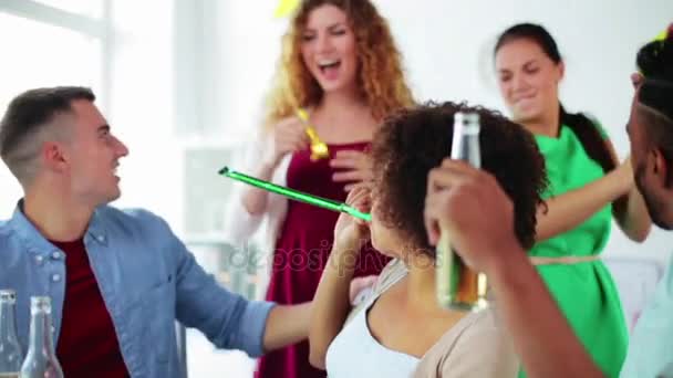 Glada team med drycker som firar på personalfest — Stockvideo