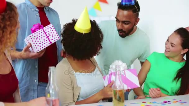 Team groet collega bij de partij van de verjaardag van office — Stockvideo