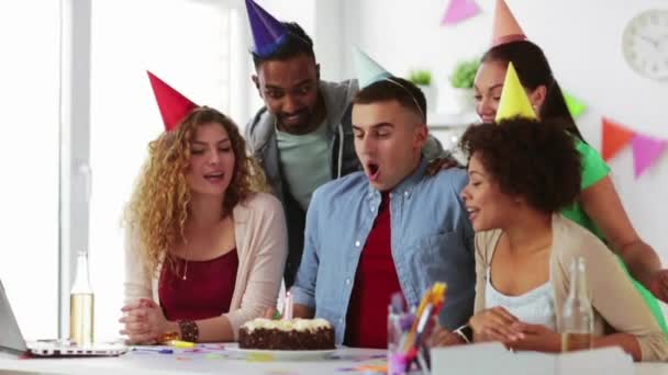 Equipe corporativa comemorando aniversário de um ano — Vídeo de Stock