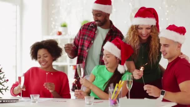 Team vieren Kerstmis op kantoor feest — Stockvideo