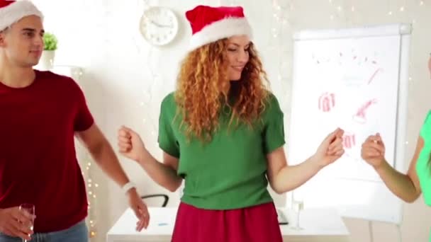 Danse d'équipe à Noël fête de bureau d'entreprise — Video