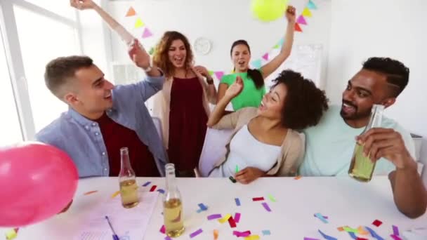 Equipe feliz com bebidas comemorando na festa do escritório — Vídeo de Stock