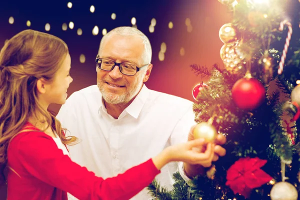 Glad familj dekorera julgran — Stockfoto