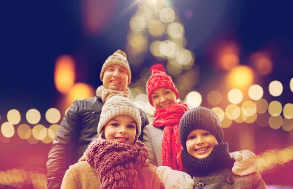 Счастливая семья на открытом воздухе в канун Рождества — стоковое фото