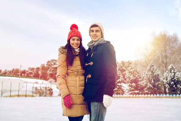 对幸福的夫妇冰上户外溜冰场溜冰 — 图库照片