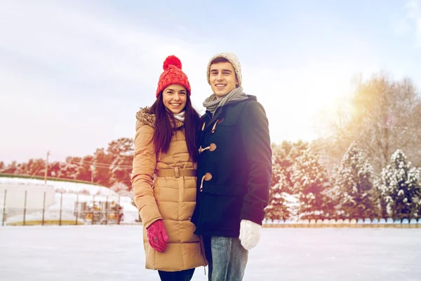 Feliz pareja patinaje sobre hielo en pista al aire libre —  Fotos de Stock