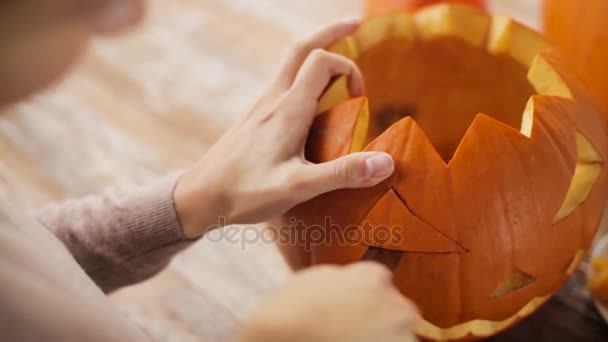 Närbild av kvinna carving halloween pumpa — Stockvideo