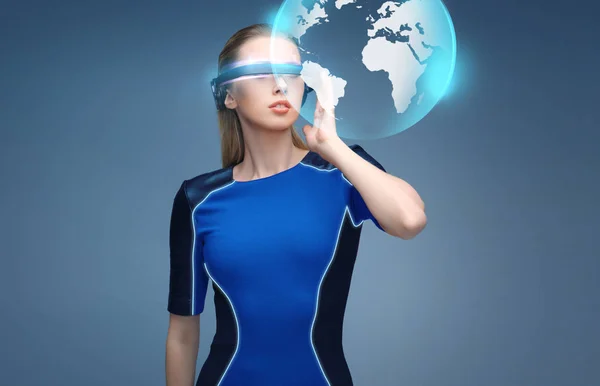 Donna in realtà virtuale occhiali 3d con la terra — Foto Stock