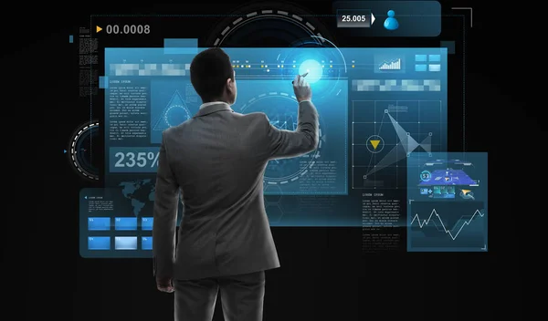 Affärsman som arbetar med virtuell verklighet skärmar — Stockfoto