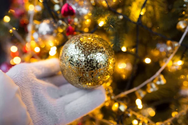 Primer plano de la mano con el juguete del árbol de Navidad —  Fotos de Stock