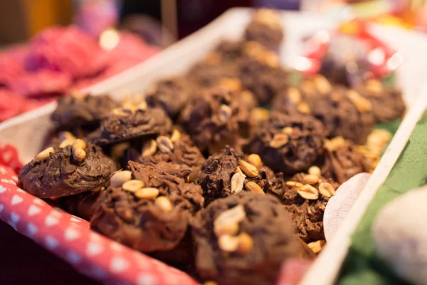 Choklad cookies med jordnötter — Stockfoto