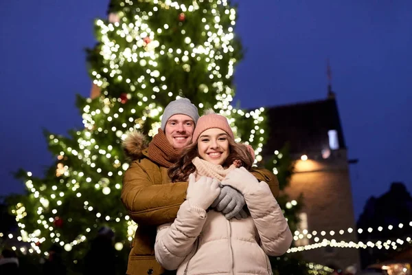 Couple heureux étreignant à l'arbre de Noël — Photo