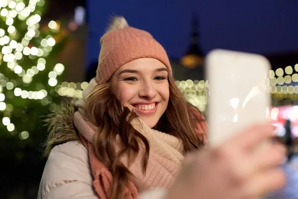 Jeune femme prenant Selfie sur l'arbre de Noël — Photo