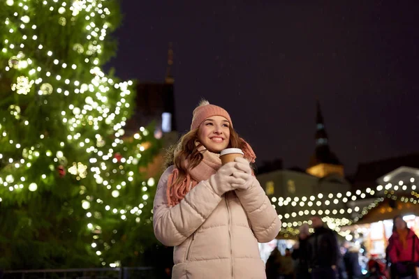 Boldog, fiatal nő, kávé, a karácsonyi vásár — Stock Fotó