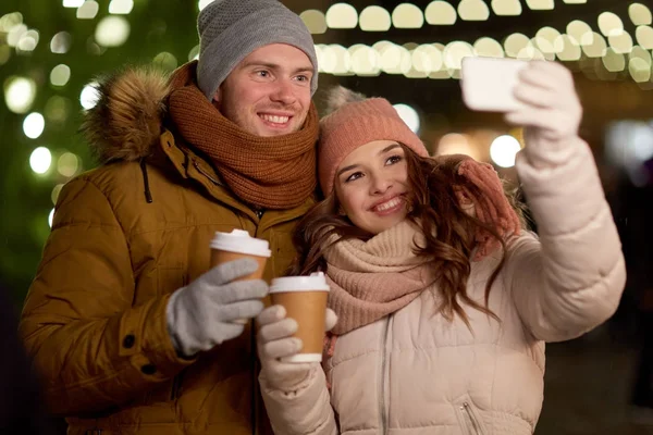 Couple avec prise de café selfie à Noël — Photo
